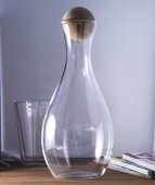 На фото Декантер для вина с корковой круглой пробкой Showroom Korok 1.1 л (SR81009K1)